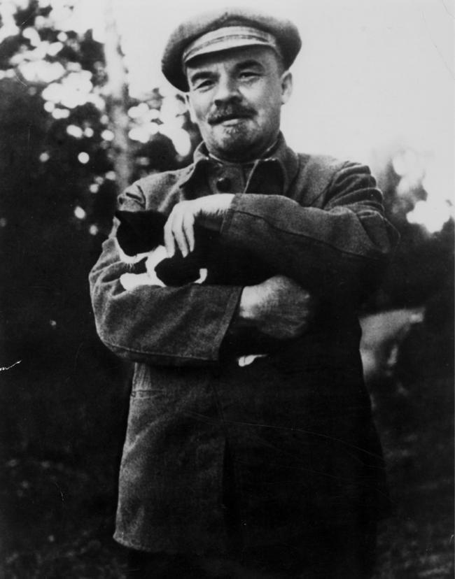 Lenin cicájával_ Forrás: thenortherneco.co.uk