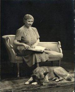 Helen Keller második akitájával Kenzan-Go-val, forrás:akitas.org